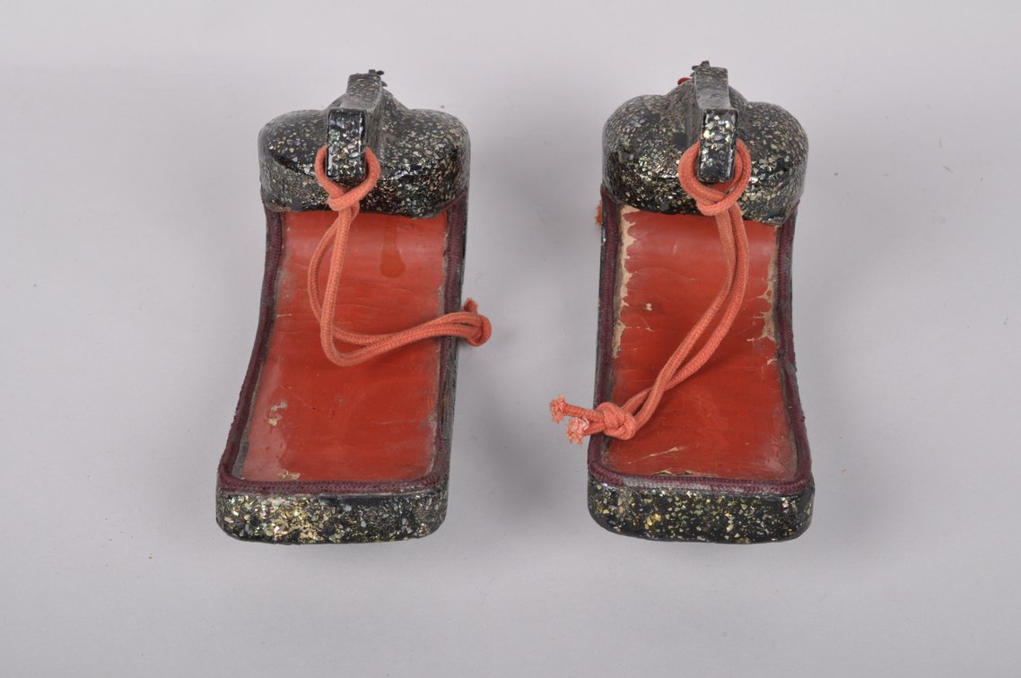 Pair of 'Raden' Samurai 'Abumi" Stirrups with Tassels, photo 9 of 11