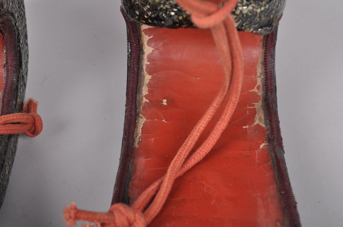 Pair of 'Raden' Samurai 'Abumi" Stirrups with Tassels, photo 10 of 11
