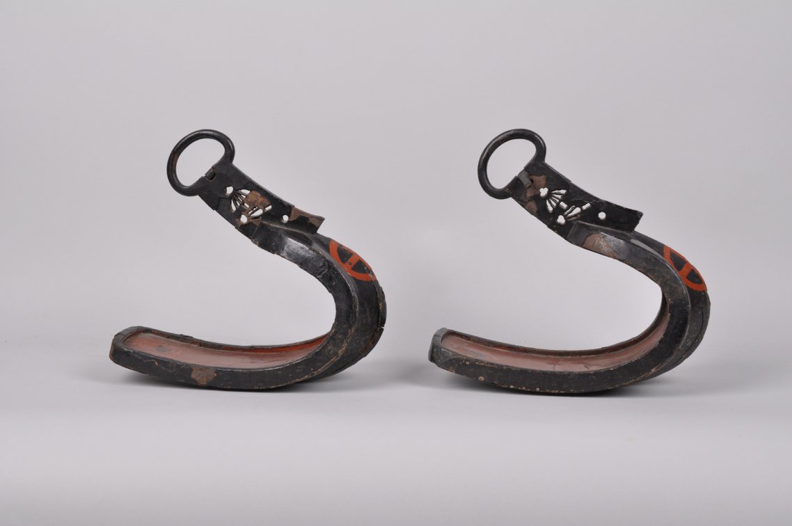 A Pair of Japanese Stirrup 'Abumi' SATSUMA Samurai Clan, photo 3 of 15
