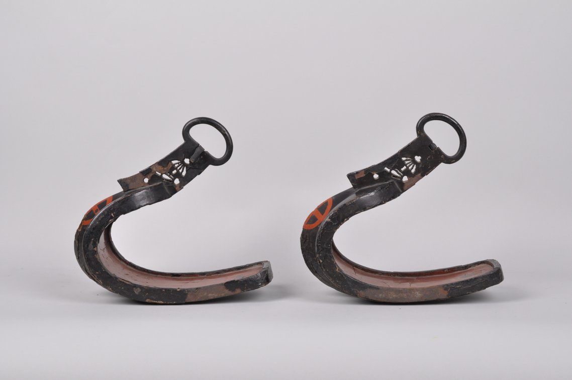 A Pair of Japanese Stirrup 'Abumi' SATSUMA Samurai Clan, photo 9 of 15