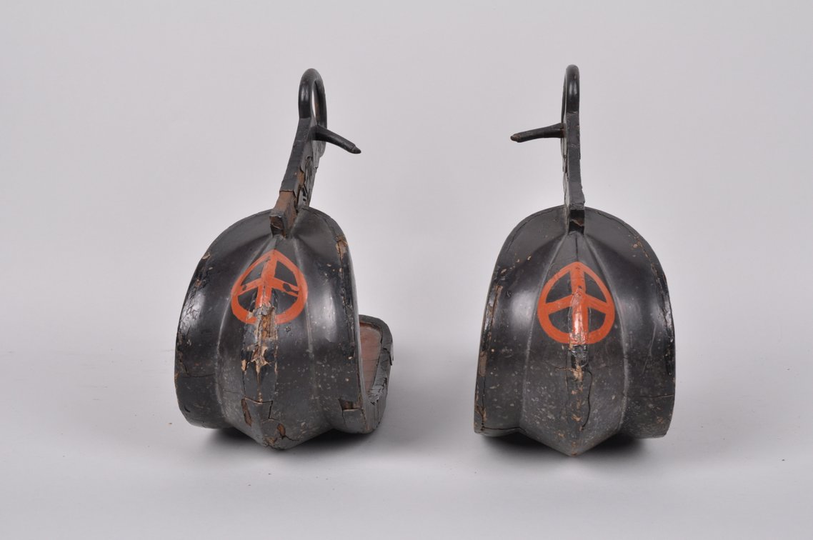 A Pair of Japanese Stirrup 'Abumi' SATSUMA Samurai Clan, photo 11 of 15