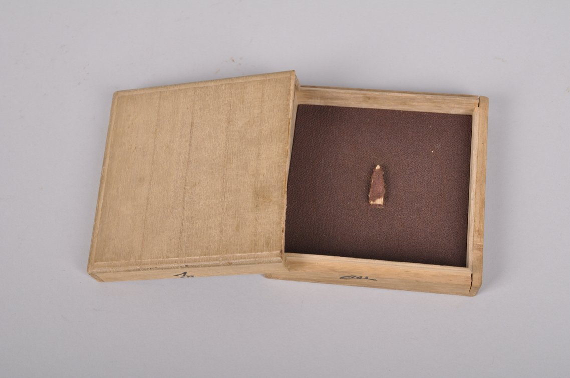 Tsuba with an Oni Kneeling before Abe no Seimei, photo 9 of 9