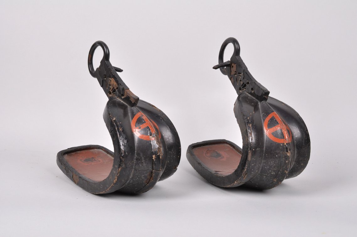 A Pair of Japanese Stirrup 'Abumi' SATSUMA Samurai Clan, photo 2 of 15
