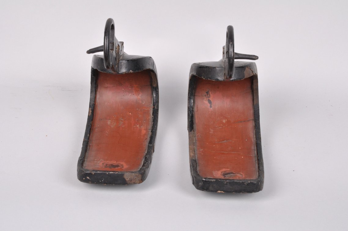 A Pair of Japanese Stirrup 'Abumi' SATSUMA Samurai Clan, photo 7 of 15