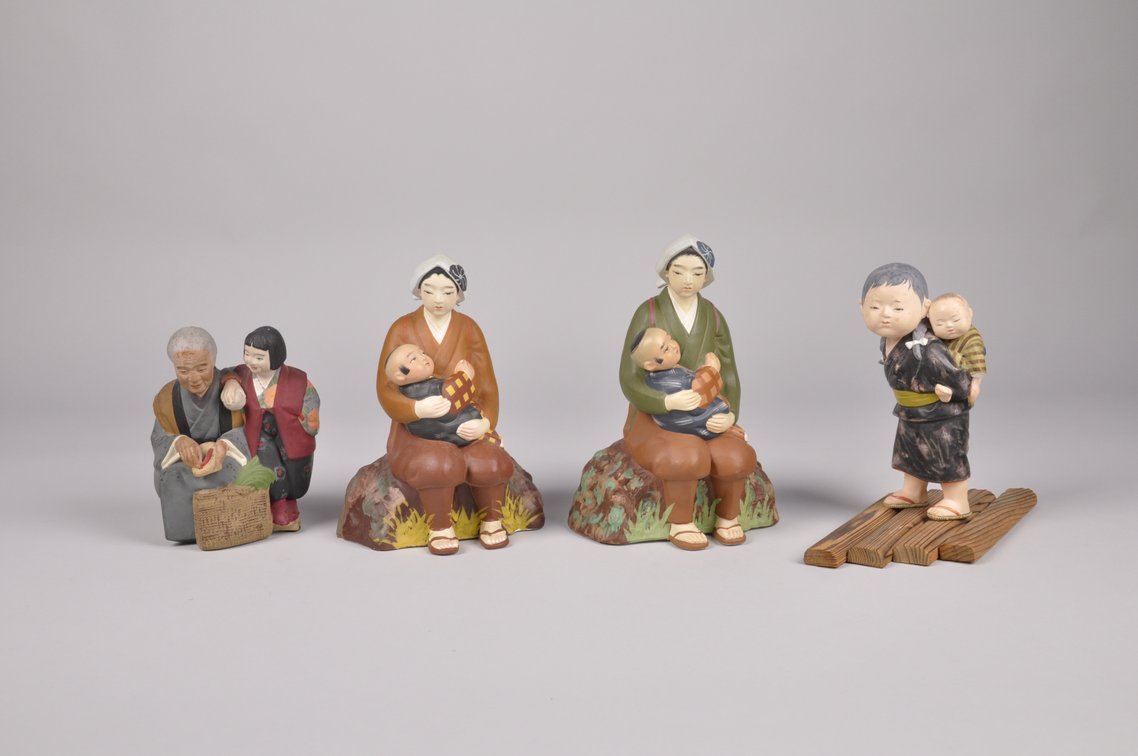 Grandma Mom and Children Hakata Dolls, photo 2 of 14