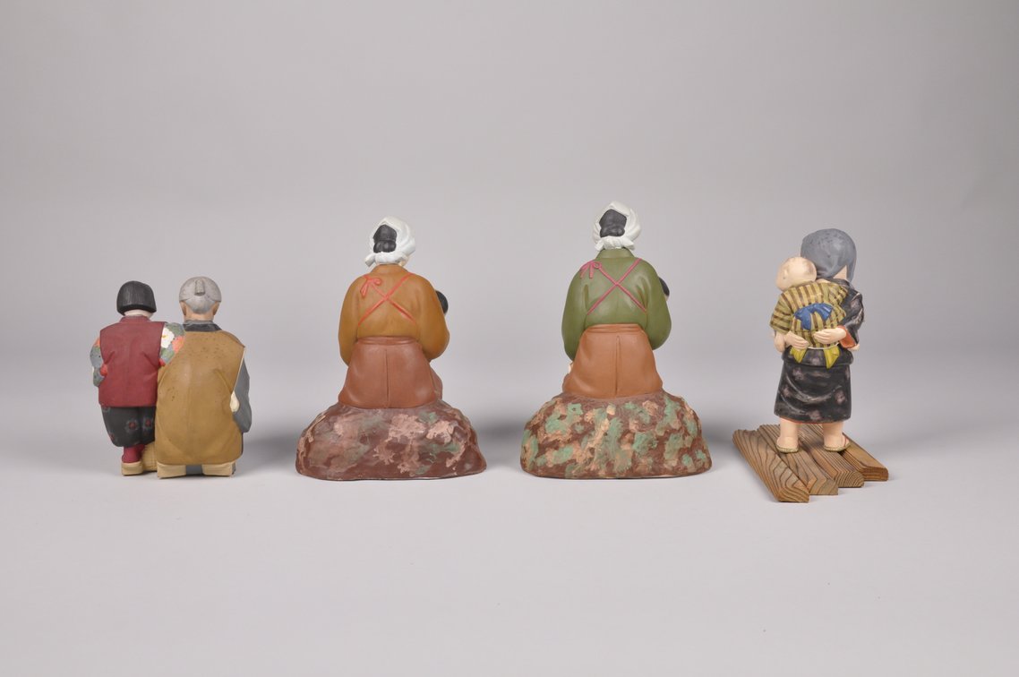 Grandma Mom and Children Hakata Dolls, photo 3 of 14