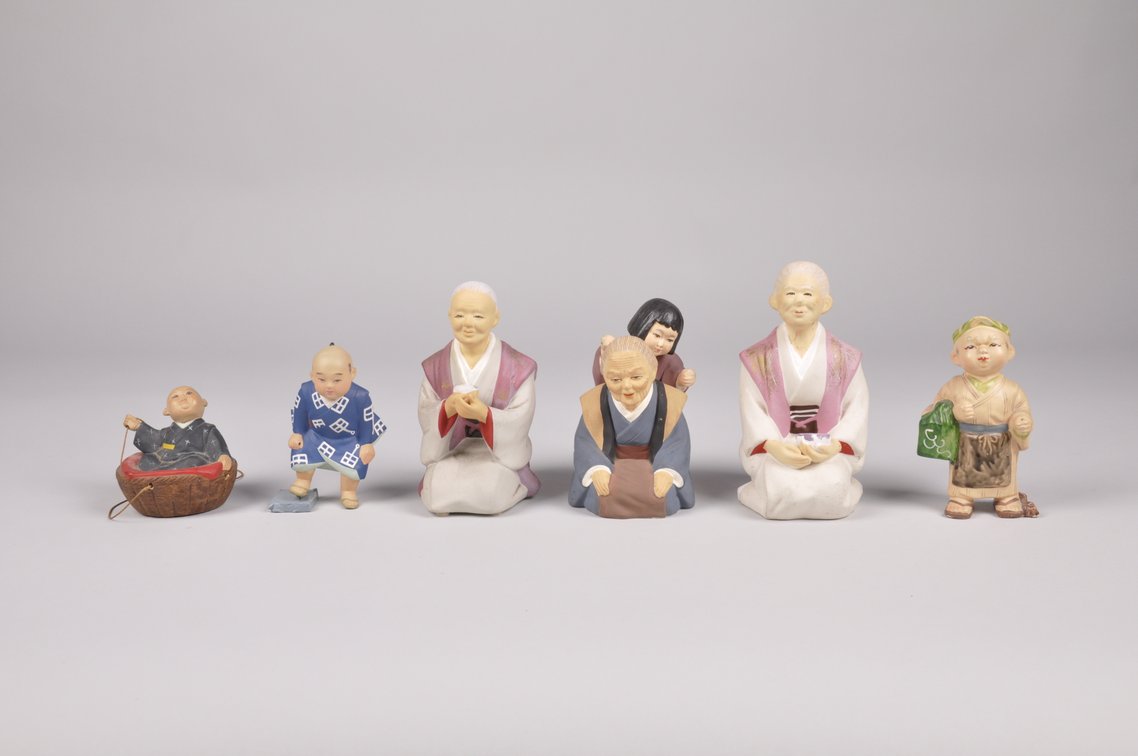 Grandma Mom and Children Hakata Dolls, photo 8 of 14