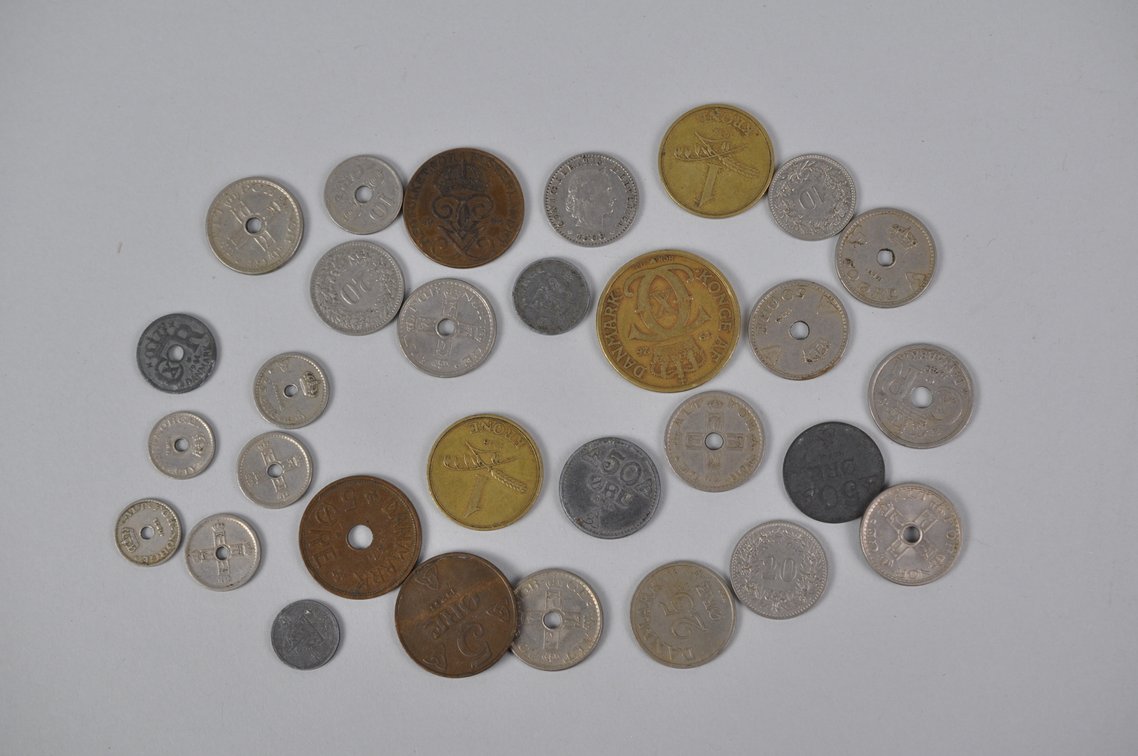 Large Assortment of World Coins in a Box, photo 10 of 20