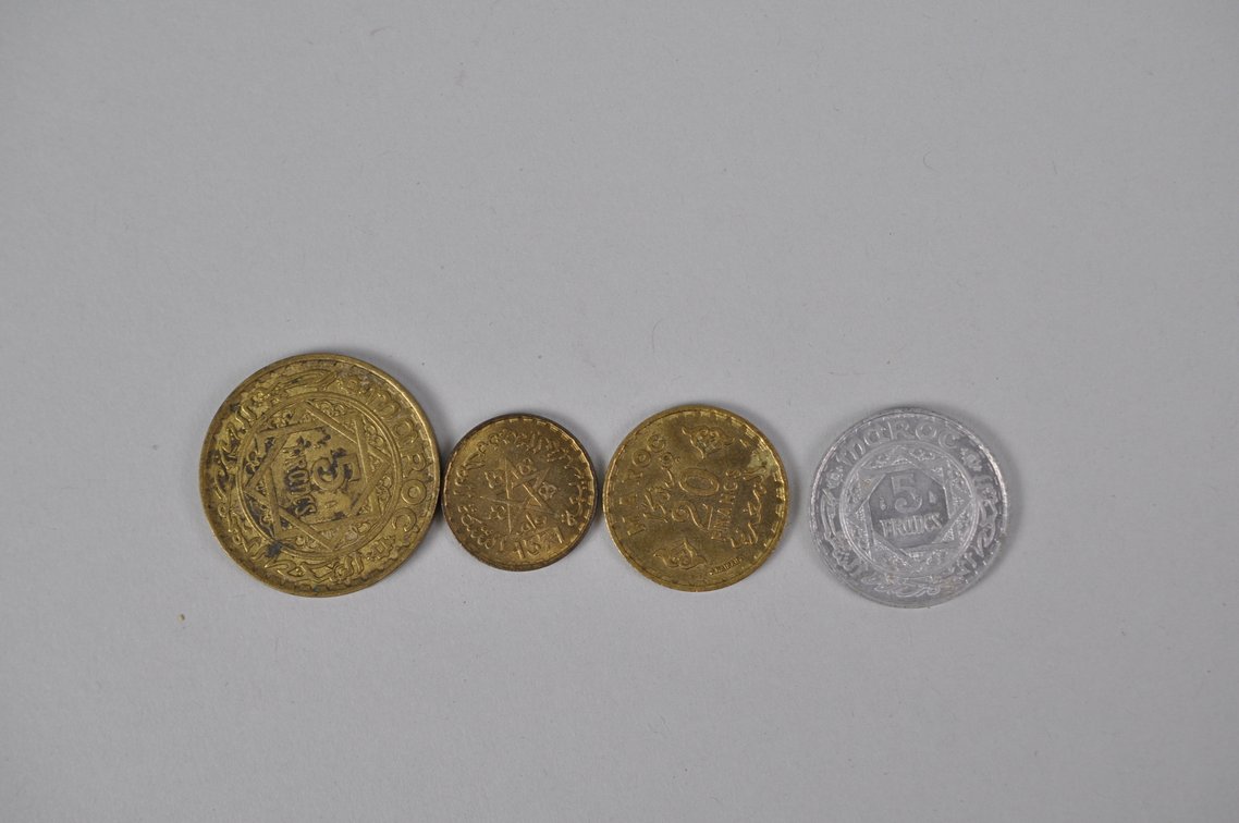 Large Assortment of World Coins in a Box, photo 13 of 20
