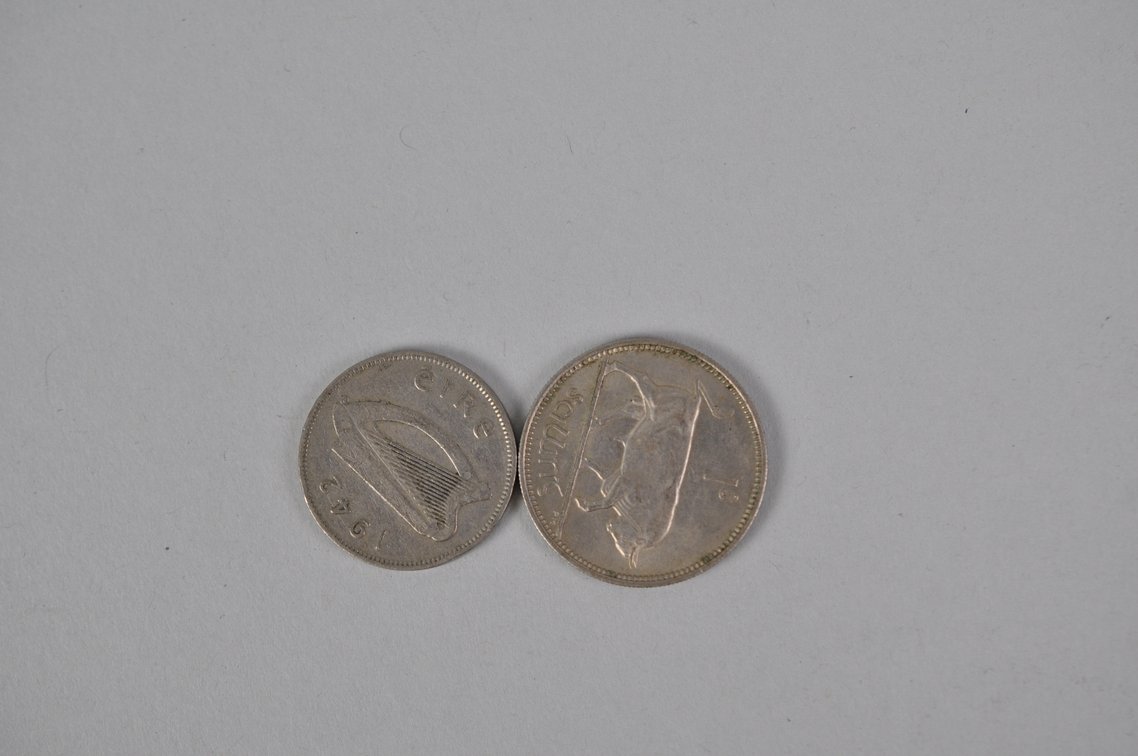 Large Assortment of World Coins in a Box, photo 16 of 20