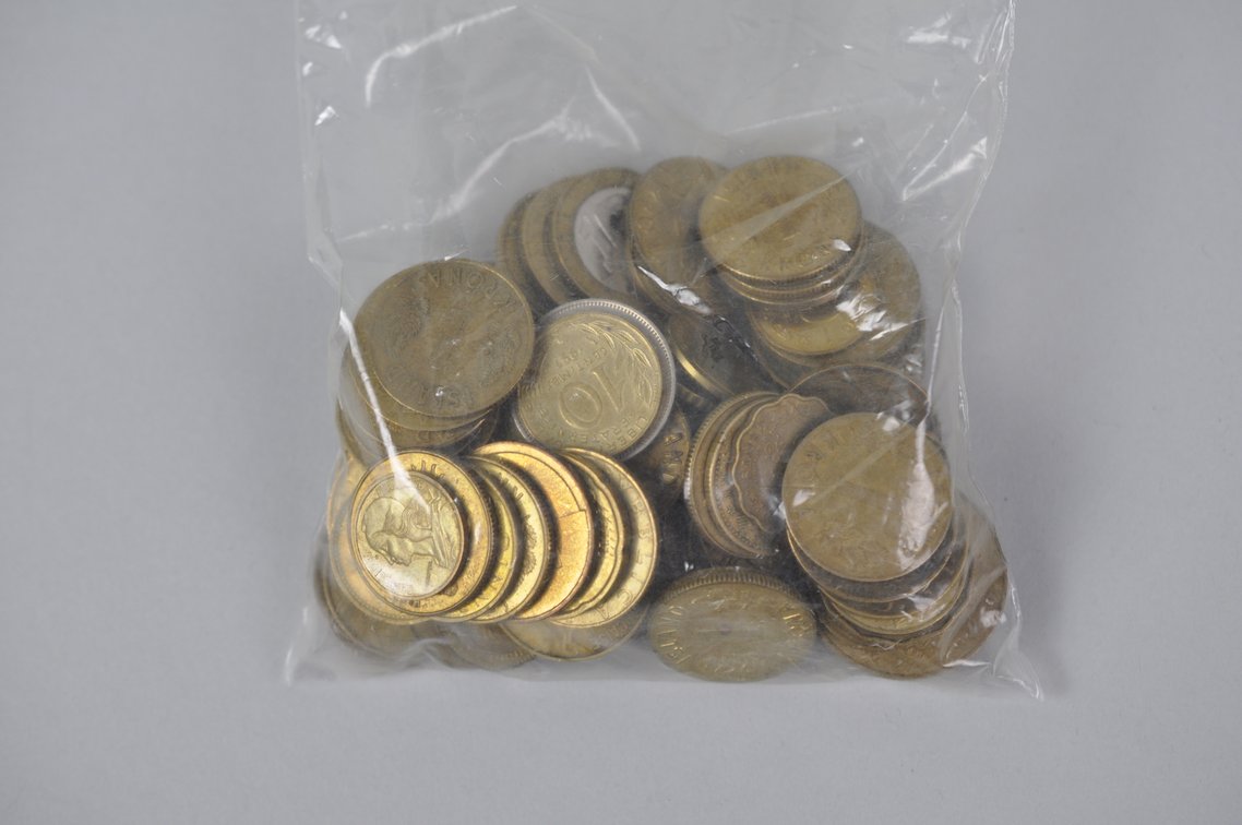 Large Assortment of World Coins in a Box, photo 17 of 20