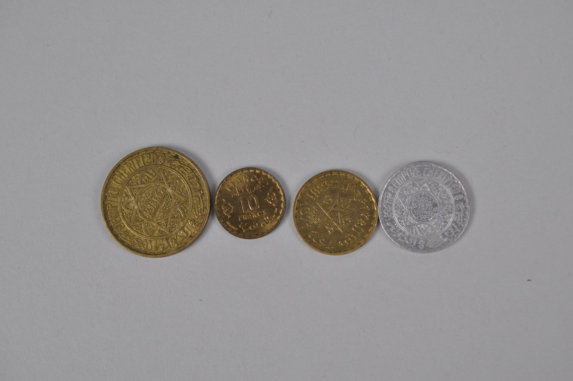 Large Assortment of World Coins in a Box, photo 14 of 20