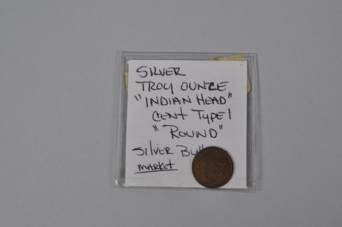 Large Assortment of World Coins in a Box, photo 18 of 20