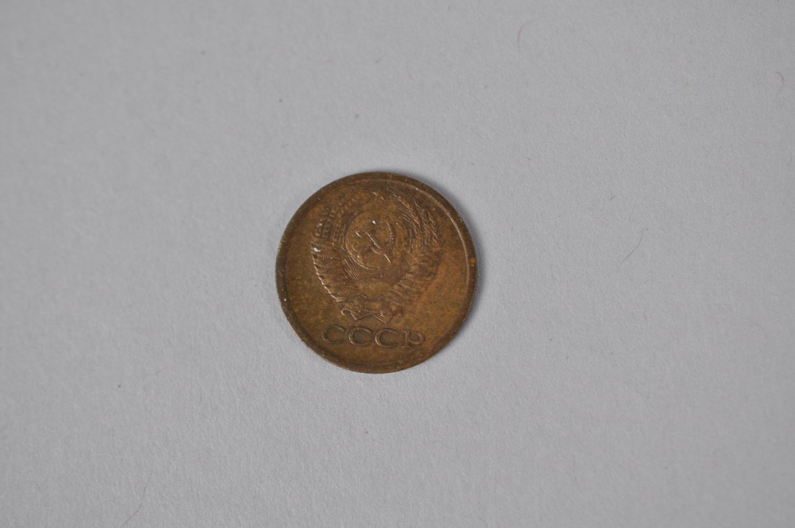 Large Assortment of World Coins in a Box, photo 19 of 20