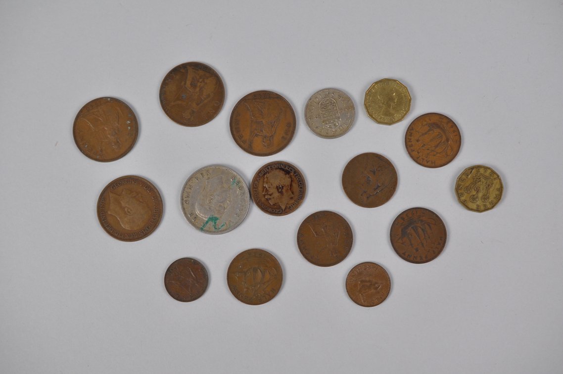 Large Assortment of World Coins in a Box, photo 7 of 20