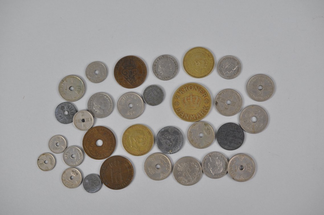 Large Assortment of World Coins in a Box, photo 8 of 20