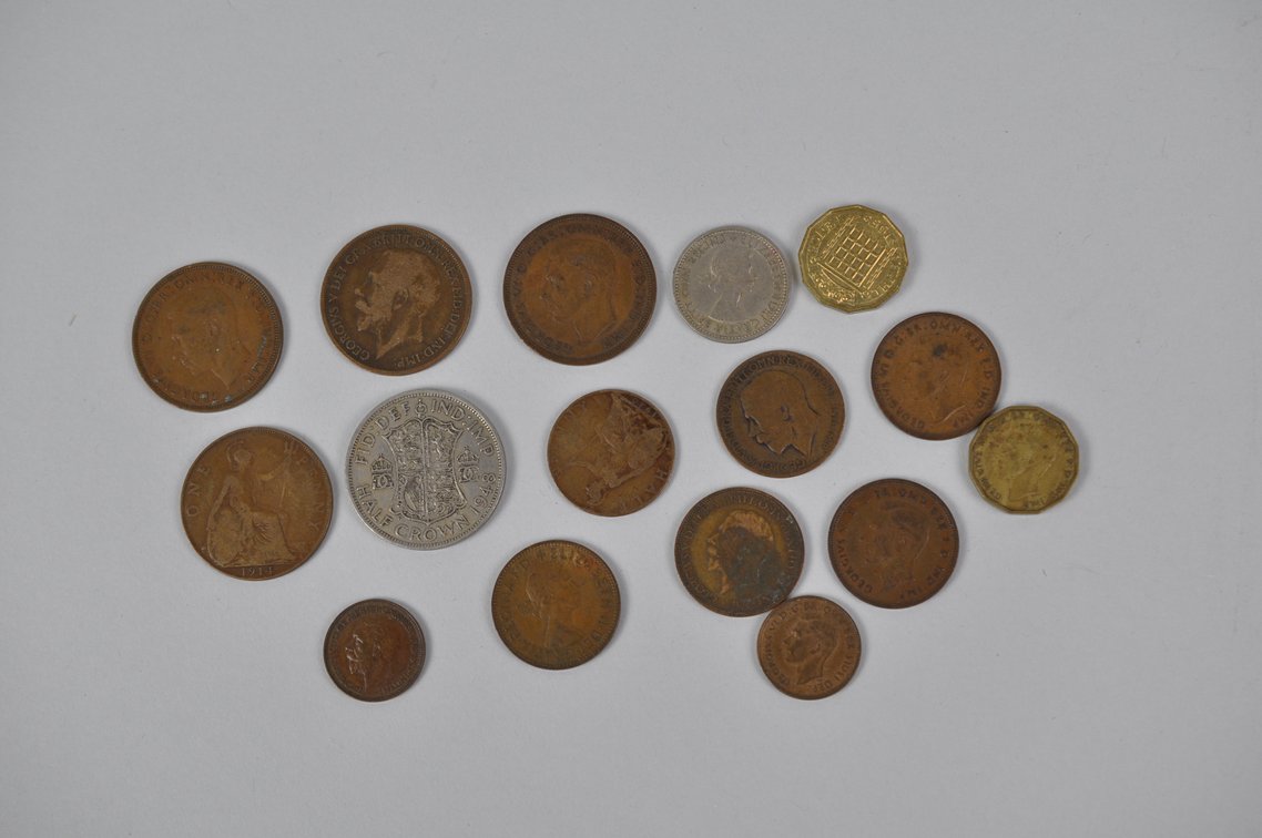Large Assortment of World Coins in a Box, photo 6 of 20
