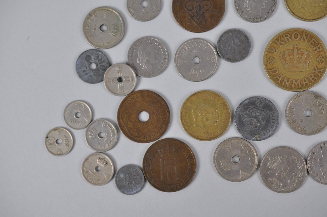 Large Assortment of World Coins in a Box, photo 9 of 20