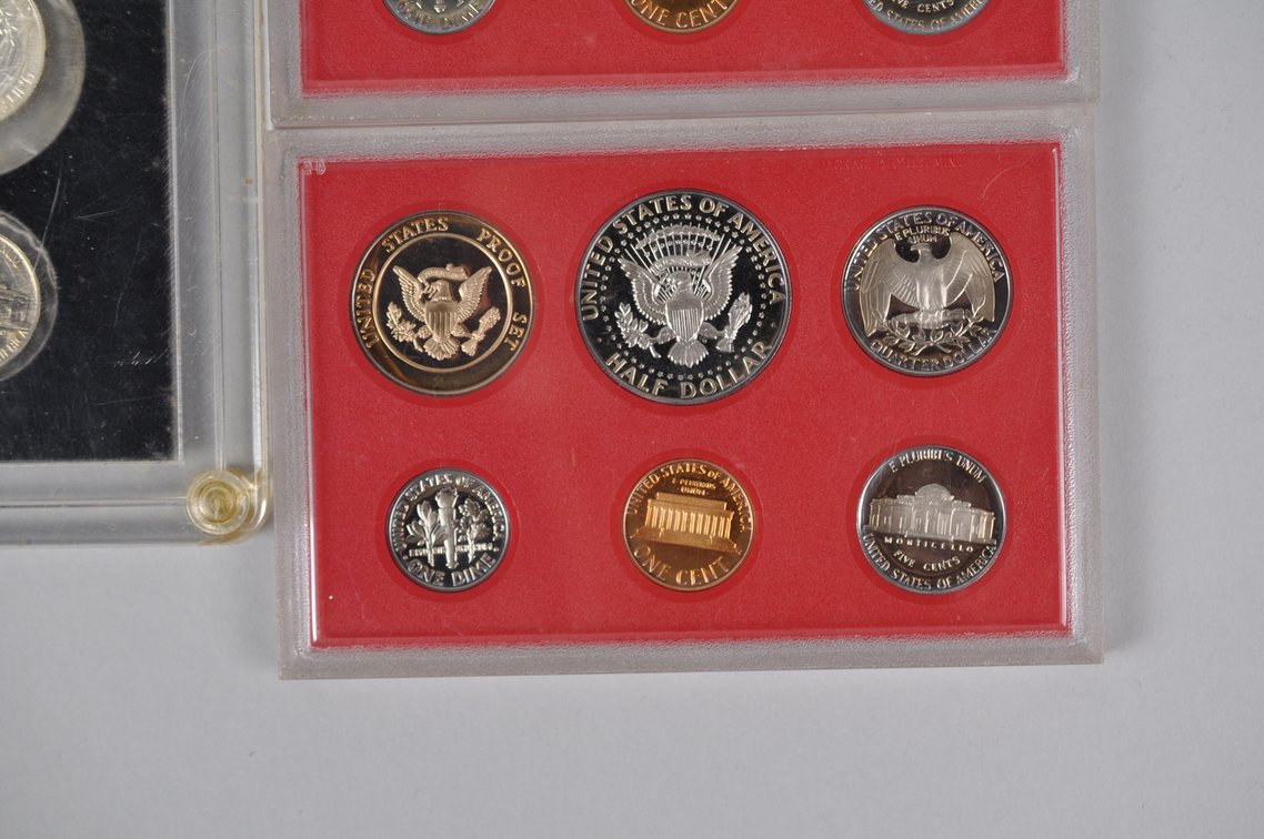 Two 1982 Proof Sets in Red Holders and 1959 Proof Set in Case, photo 9 of 9