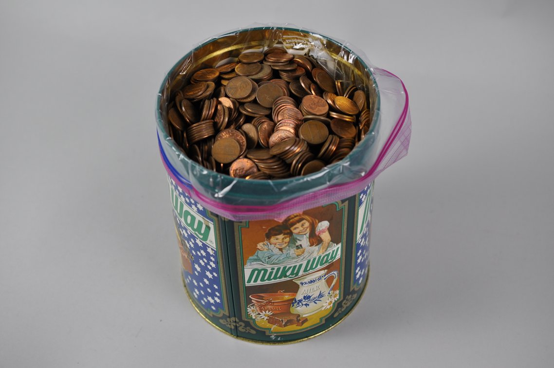 Assorted Lincoln Copper Cents in a Large Tin Can, photo 2 of 10