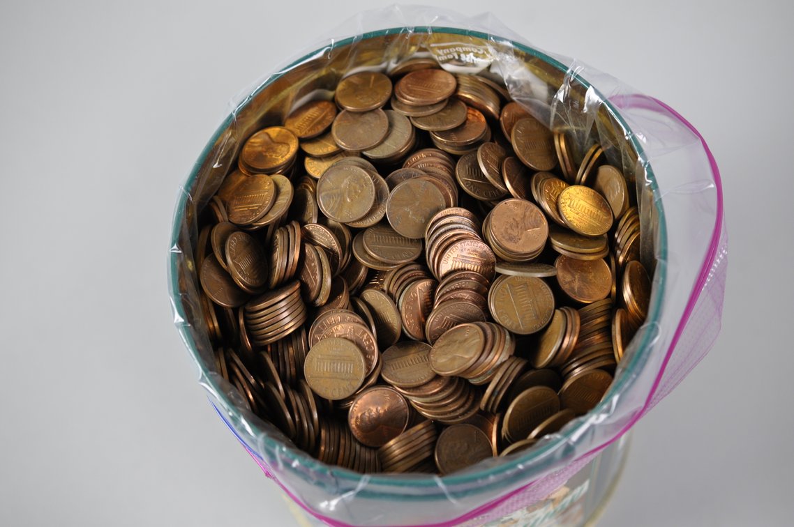 Assorted Lincoln Copper Cents in a Large Tin Can, photo 3 of 10