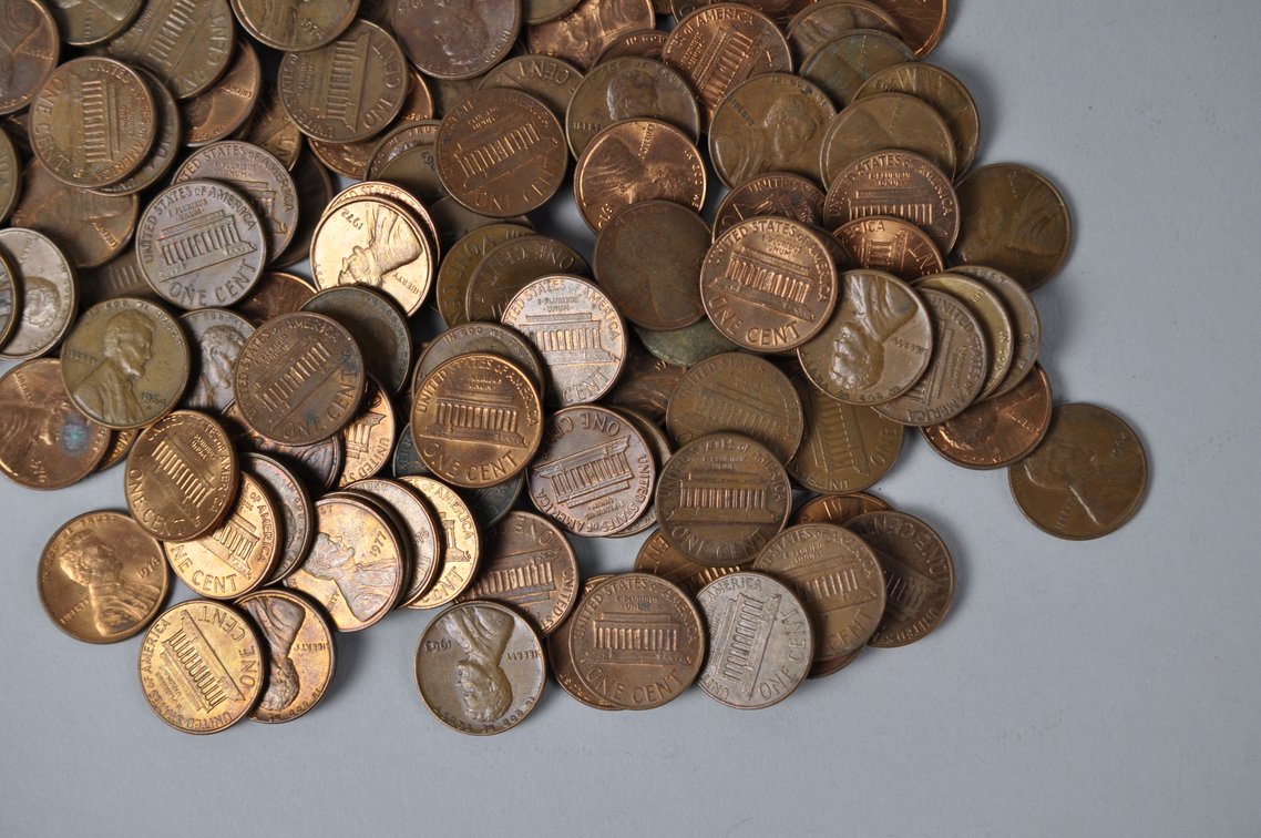 Assorted Lincoln Copper Cents in a Large Tin Can, photo 5 of 10