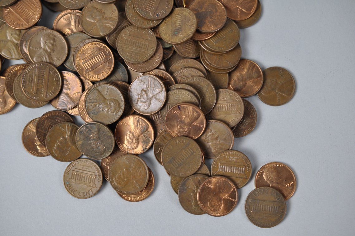 Assorted Lincoln Copper Cents in a Large Tin Can, photo 8 of 10