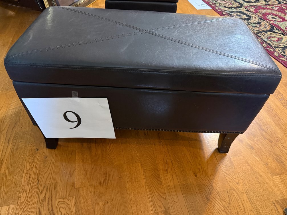 APPROX 32" BENCH CHEST WITH STORAGE