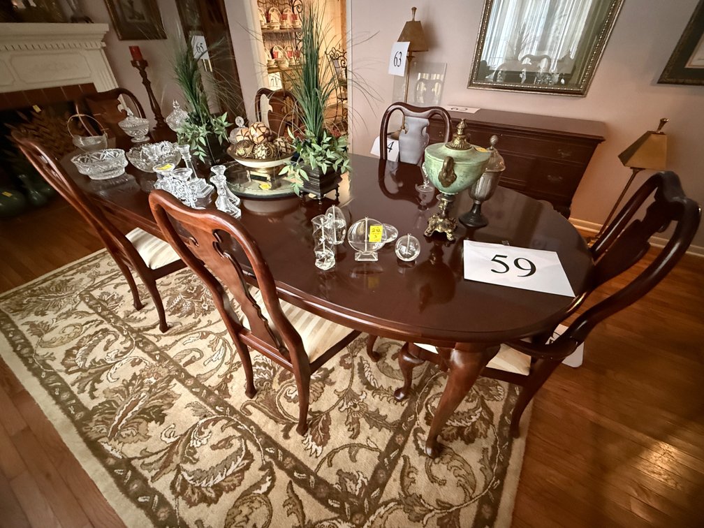 APPROX 9' DINING TABLE WITH 2 20" LEAVES AND 6 SPLATBACK DINING CHAIRS