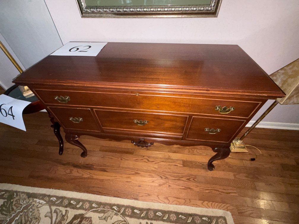 MAHOGANY CEDAR CHEST ON QUEEN ANNE LEGS