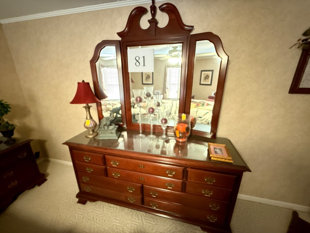 8 DRAWER DRESSER WITH SPLIT FINIAL TRI FOLD MIRROR
