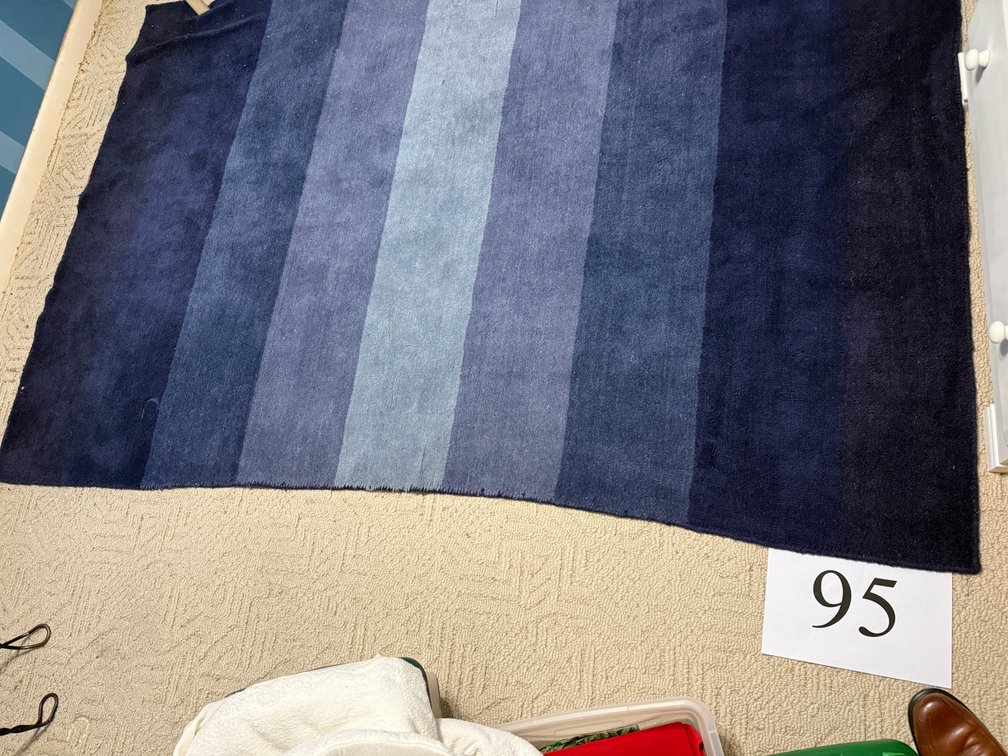 APPROX 5'X7' RUG