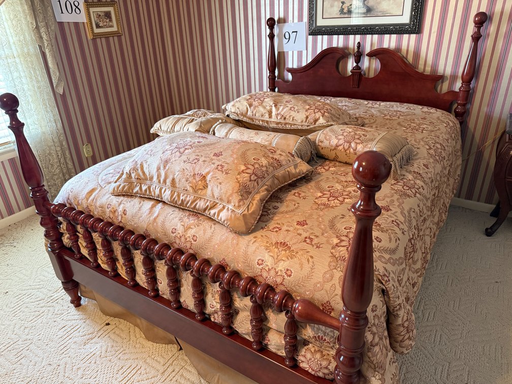 QUEEN SIZE 4 POSTER BED, SPLIT FINIAL MATTRESS AND FOUNDATION THOMASVILLE