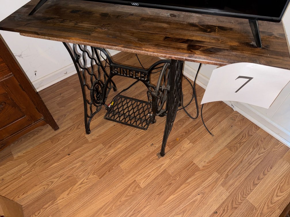 Singer tredle base table