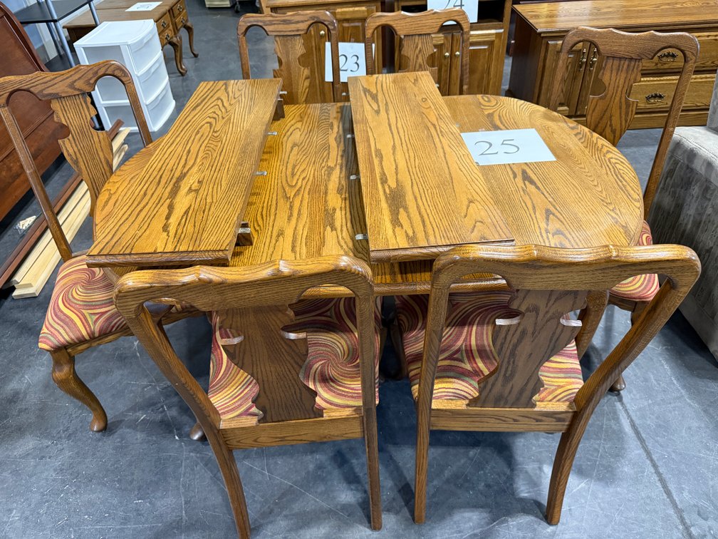 OAK DINING ROOM TABLE; QUEEN ANNE STYLE LEGS;