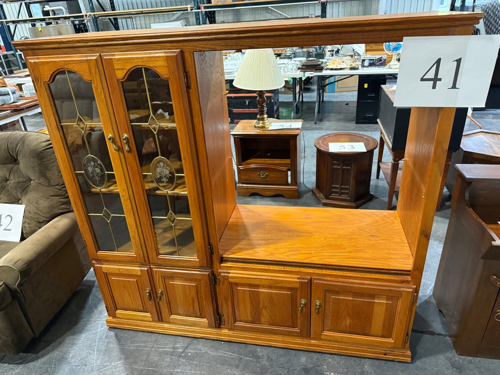 APPROX 5' 6 DOOR OAK TV CABINET