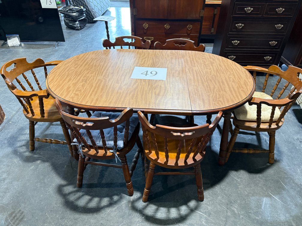 ROUND OR OBLONG FORMICA TOP DINING TABLE WITH 2 LEAVES & 6 CHAIRS