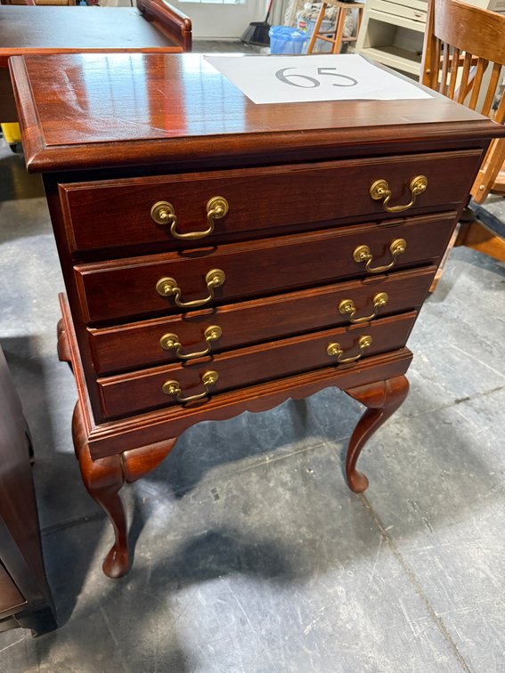 APPROX 2'X3' CHERRY 4 DRAWER LINED SILVERCHEST ON QUEEN ANNE LEGS
