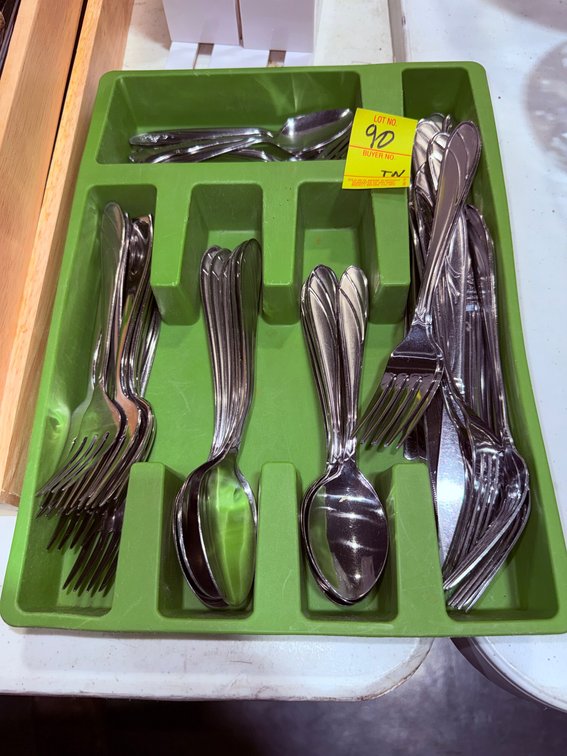 TRAY OF STAINLESS STEEL FLATWARE