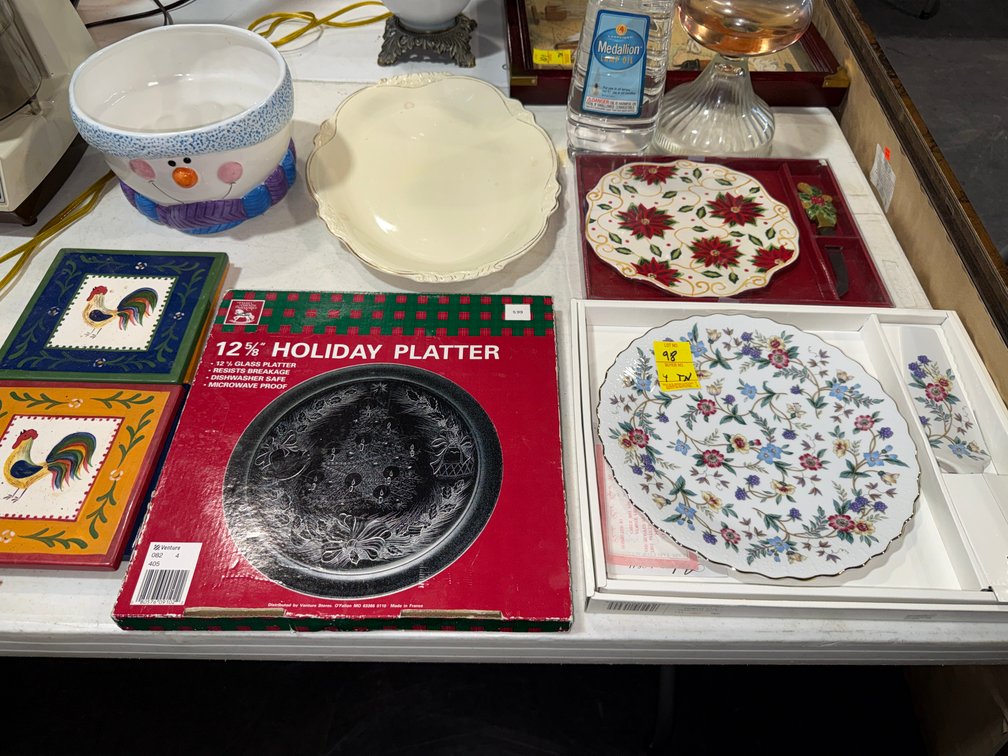 1 HOMERLAUGHLIN PLATTER; 3 SERVING PLATTERS; SNOWMAN BOWL; 4 HOT PAN ROOSTER TILES