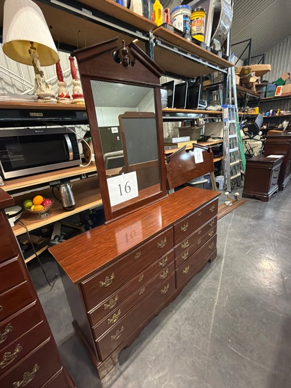 6 DRAWER DRESSER AND MIRROR WITH FINIAL