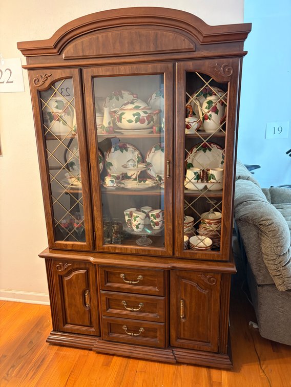 BASSETT WOOD HUTCH(DOES NOT INCLUDE GLASSWARE)