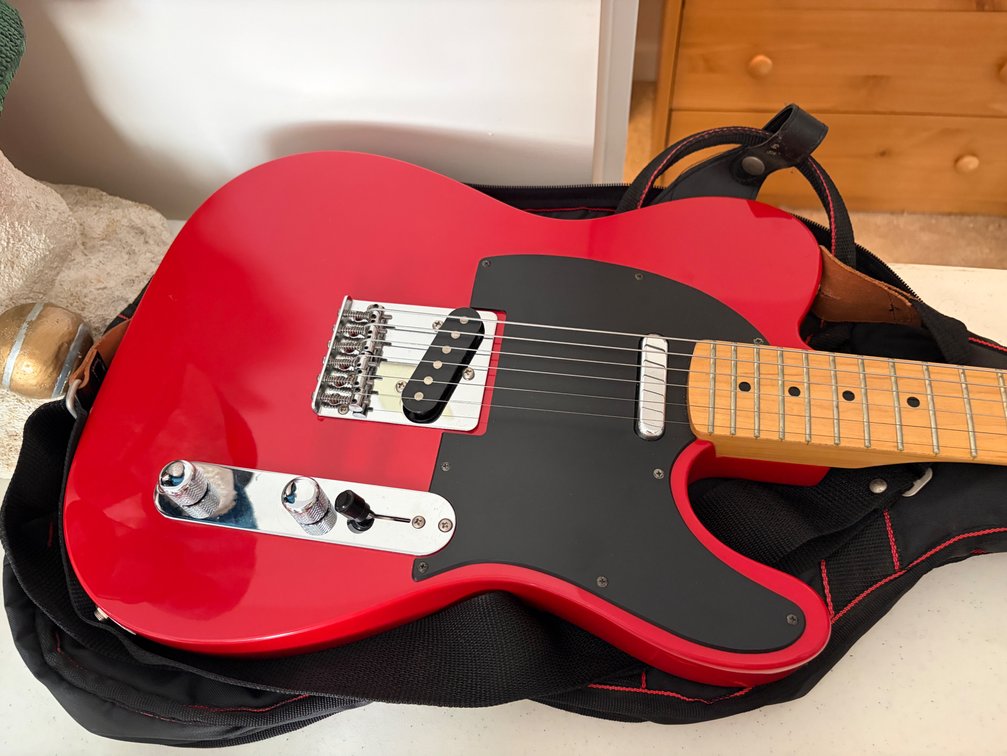 EPIPHONE GIBSON ELECTRIC GUITAR- GREAT CONDITION
