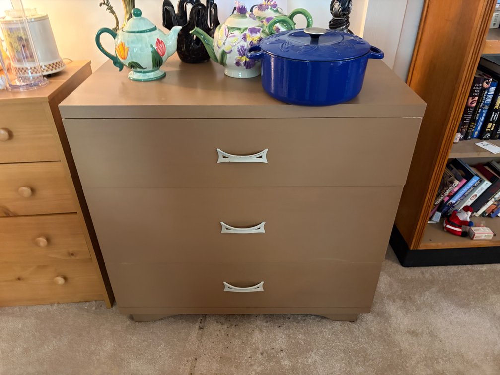 3 DRAWER WOOD DRESSER