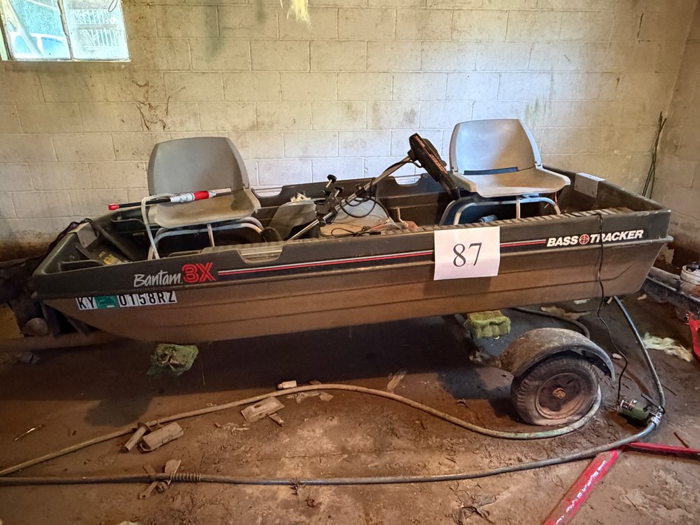 9' BASS TRACKER PLASTIC BASS BOAT WITH TRAILER