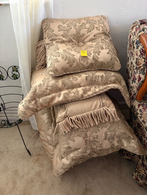 4 PILLOWS: COMFORTER AND 2 SPREADS