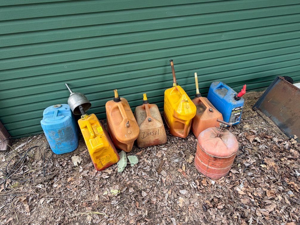 8 gas cans