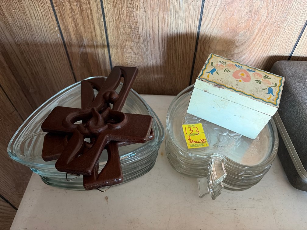 Apple shaped serving plates