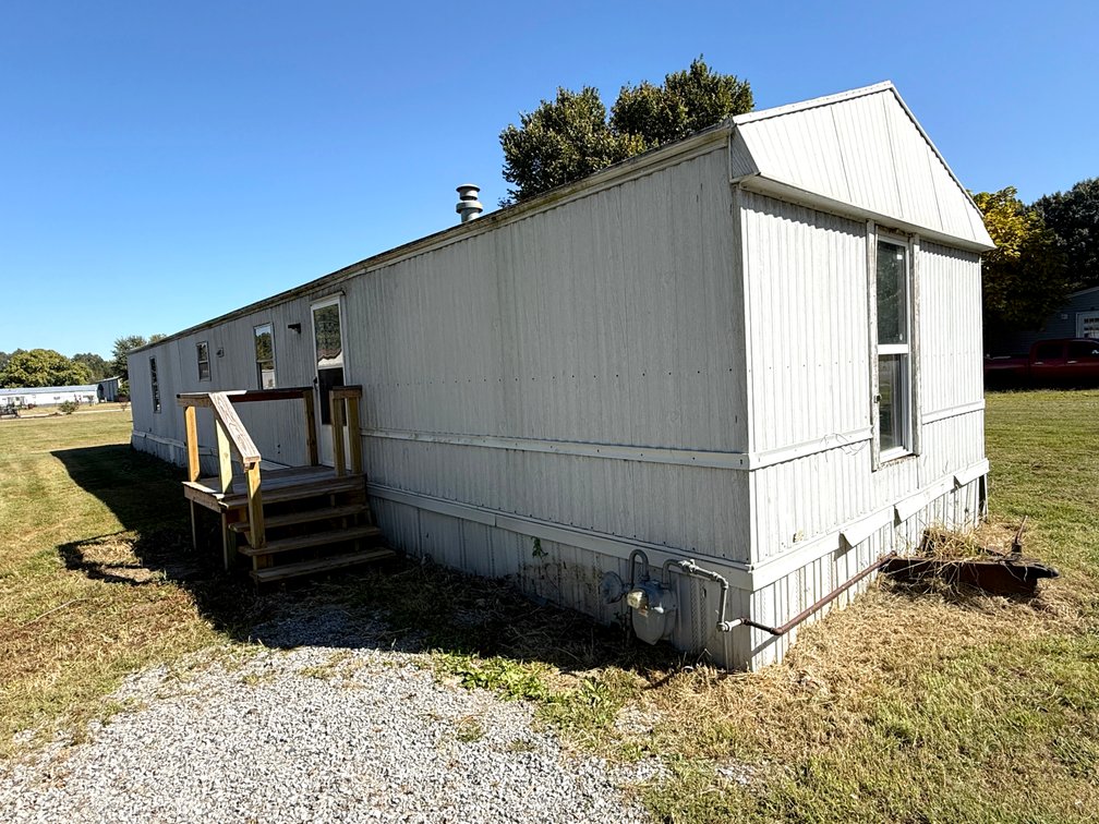 517 E. 5th St., Brookport, IL ±14x70 Fleetwood Mobile Home • 2 BR 2 BA ±100x150ft Lot