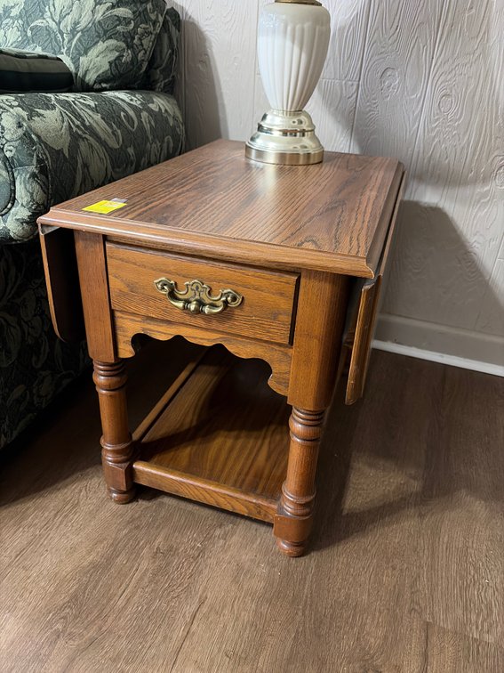 Drop leaf end table